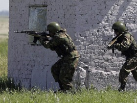 Силовики блокируют дом боевиков. Фото с сайта contrasterra.ru