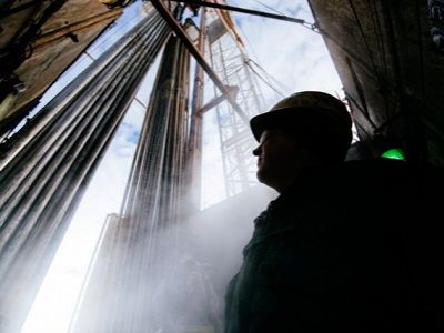 Нефтяник, добыча нефти. Фото: vestifinance.ru