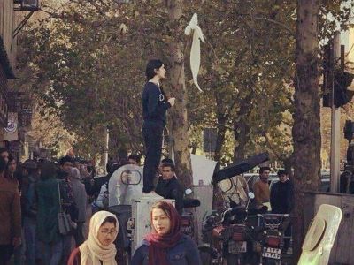 Снятый хиджаб в виде знамени. Протесты в Иране, конец дек. 2017. Источник - t.me/sedaiemardom