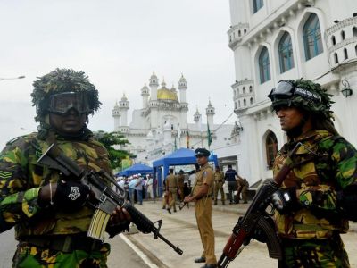 Военные перед мечетью в Коломбо 26 апреля 2019 года. Фото: AP