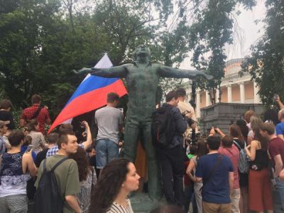 Участники марша в Москве возле памятника Владимиру Высоцкому, 12 июня. Фото: ru.rfi.fr