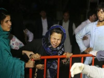 Родственники пострадавших собрались возле больницы в Кабуле. Фото: EPA