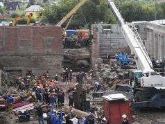 Сотрудники МЧС разбирают перекрытия, рухнувшие в строящемся здании в Новосибирске, 28 августа 2019 года. Фото: Александр Кряжев / РИА 