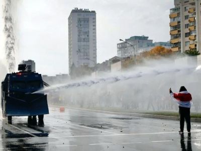 Водомет и протестующие, Минск, 4.10.2020. Фото: t.me/kshulika
