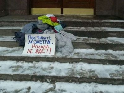 Куча одежды на входе в здание ФСБ в Петербурге. Фото: телеграм-канал "ПЬЯTNIЦА"