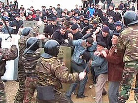Беспорядки в селе Коркмаскала Кумторкалинского района Дагестана. Фото "Коммерсанта"