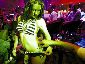 Развратный стриптиз в ночном клубе. Фото с сайта "Труд" (С)