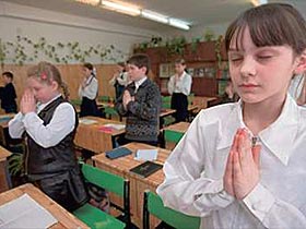 Школьники молятся. Фото Павла Горшкова с сайта ateism.ru