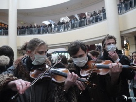 Акция студентов в "Атриуме". Фото с сайта rumol.ru