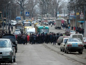 Жители перекрыли дороогу. Фото с сайта http://www.mediaport.ua