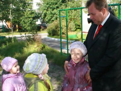 Мэр Павленко и дети. Фрагмент фото: ArhCity.ru