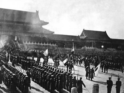 Парад войск западной коалиции в очищенном от банд ихэтуаней Пекине, 1901. Источник - en.wikipedia.org