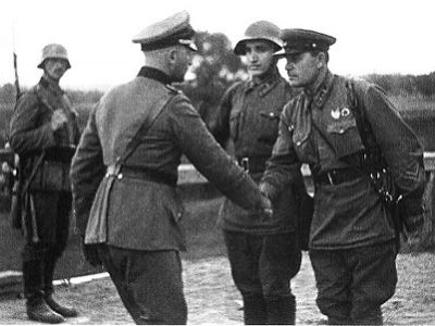 1939 г.: завершение польской кампании, рукопожатие офицеров вермахта и РККА. Источник - ru.wikipedia.org