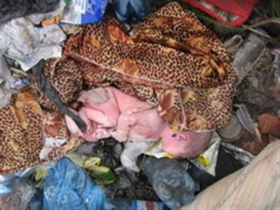 Выброшенный в мусор ребенок. Фото: gorod-novoross.ru