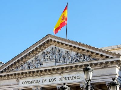 Флаг Испании над зданием парламента. Фото: euroscientist.com