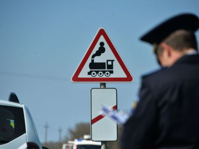Сотрудник полиции возле ЖД переезда. Фото: Алексей Мальгавко / РИА Новости