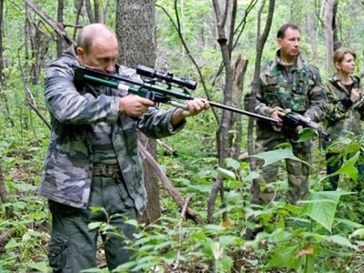 Путин и оружие. Фото: atnews.org
