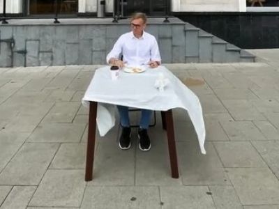 Роман Зарипов и его складной стол для посещения ресторанов. Фото: m24.ru