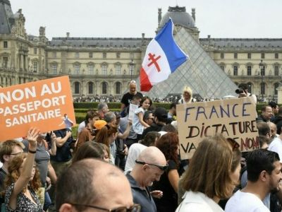 Демонстрация против "санитарных пропусков" во Франции. Фото: rfi.fr