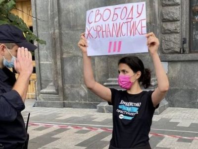 Одиночный пикет в поддержку СМИ, которых Минюст внес в реестр "иностранных агентов".Фото: Максим Товкайло / Би-би-си