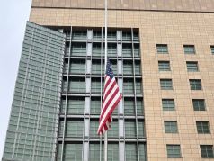 Приспущенный флаг у посольства США в Москве в знак солидарности с жертвами 