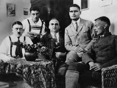 Адольф Гитлер и его сторонники в Ландсбергской тюрьме, 1924. Фото: Bildarchiv Preussischer Kulturbesitz